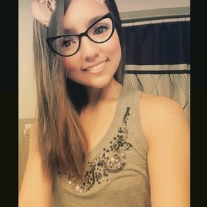 Meet your Posher, Flora